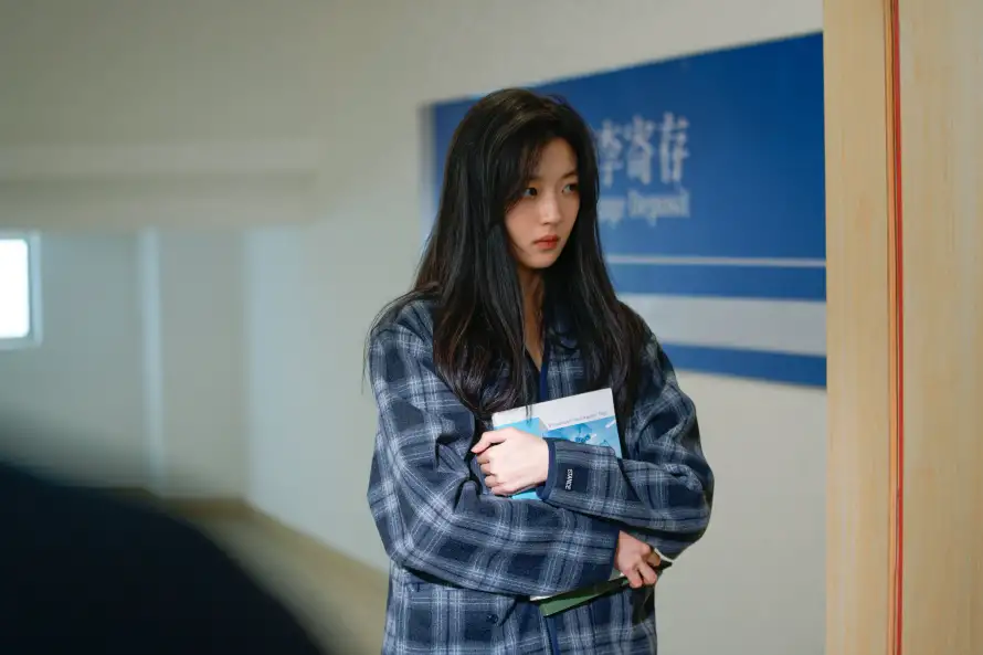 4k孙千壁纸 - 女明星 - 抱书形象 - wallpaper「哲风壁纸」