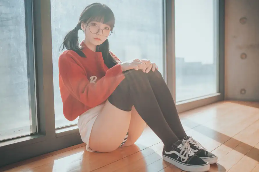 4k少女壁纸 - 美女 - 可爱女生 - 室内坐姿「哲风壁纸」