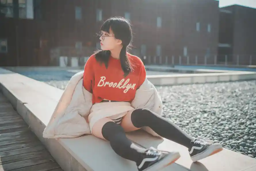 4k少女壁纸 - 美女 - 户外坐姿 - 红衣少女「哲风壁纸」