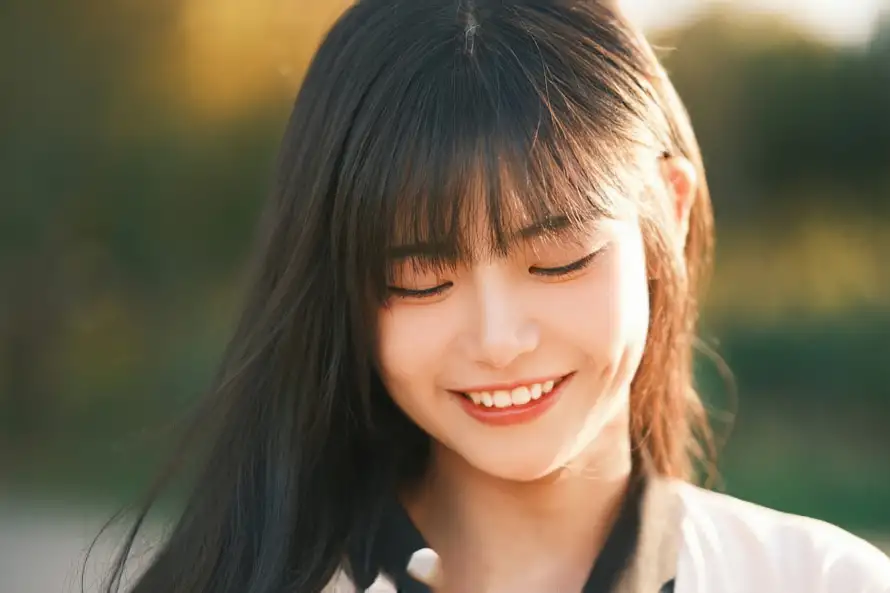 4k少女壁纸 - 自然 - 少女微笑 - 户外阳光「哲风壁纸」