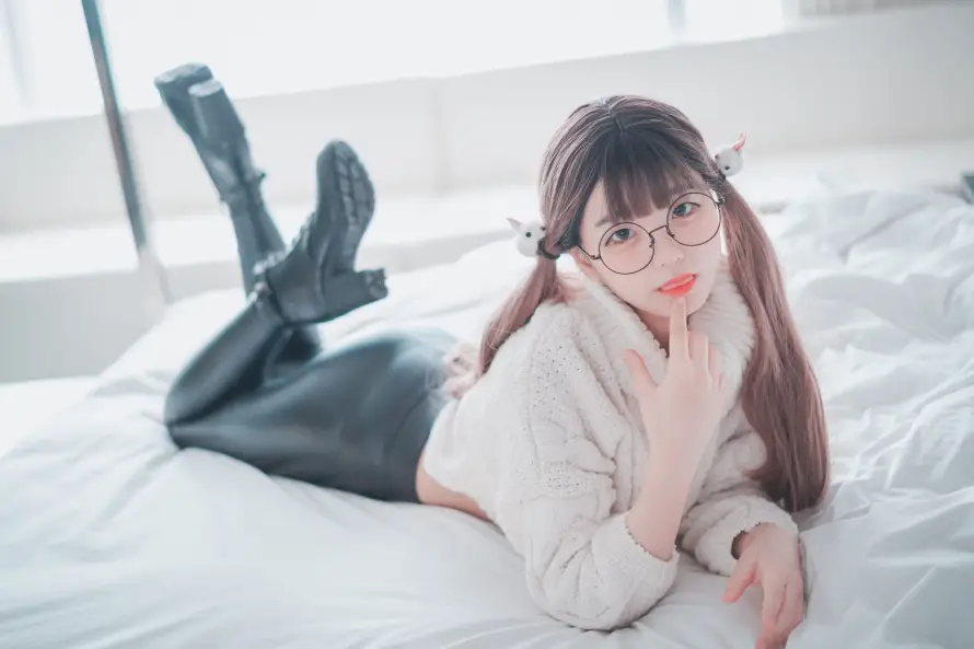 4k少女壁纸 - 床上 - 时尚 - 眼镜「哲风壁纸」