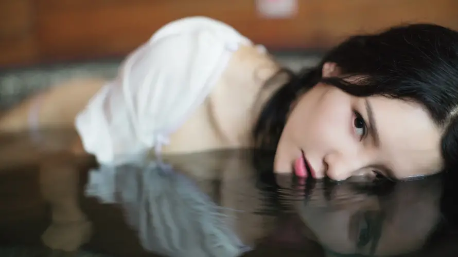4k人物壁纸 - 女生 - 姿势 - 水中「哲风壁纸」