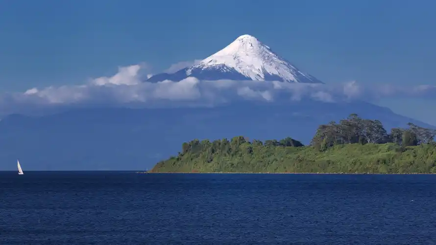4k岛屿壁纸 - 山 - 帆船 - 蓝海「哲风壁纸」