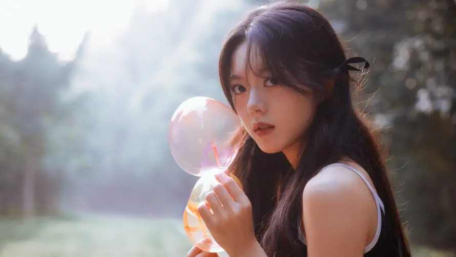 4k清新壁纸 - 美女 - 吹泡泡 - 自然风「哲风壁纸」