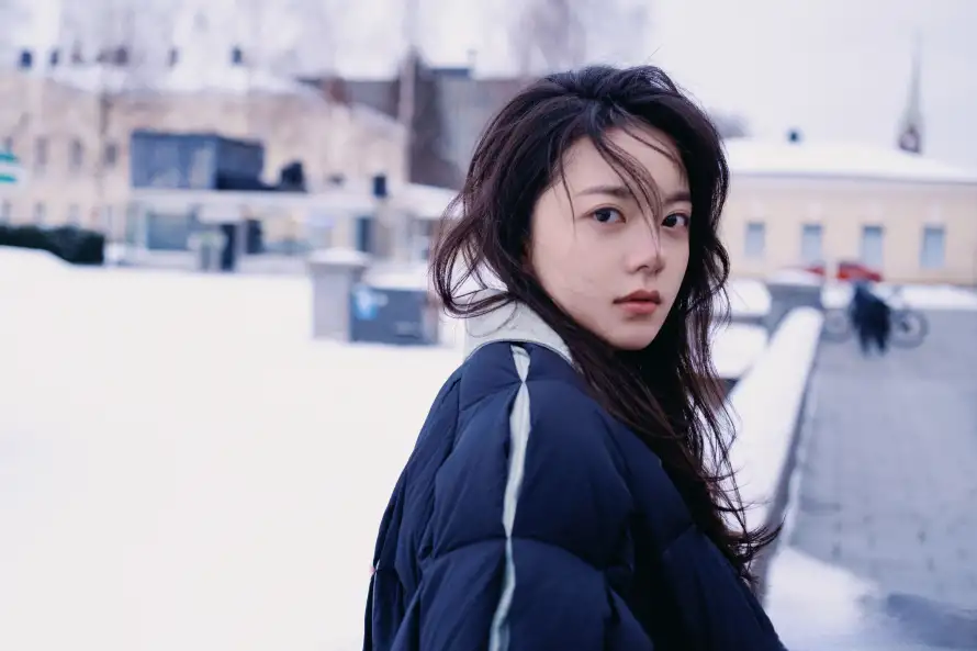 4k冬季壁纸 - 户外 - 美女 - 长发「哲风壁纸」