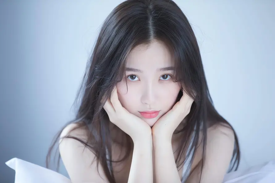 4k少女壁纸 - 托腮 - 浅笑 - 美女「哲风壁纸」