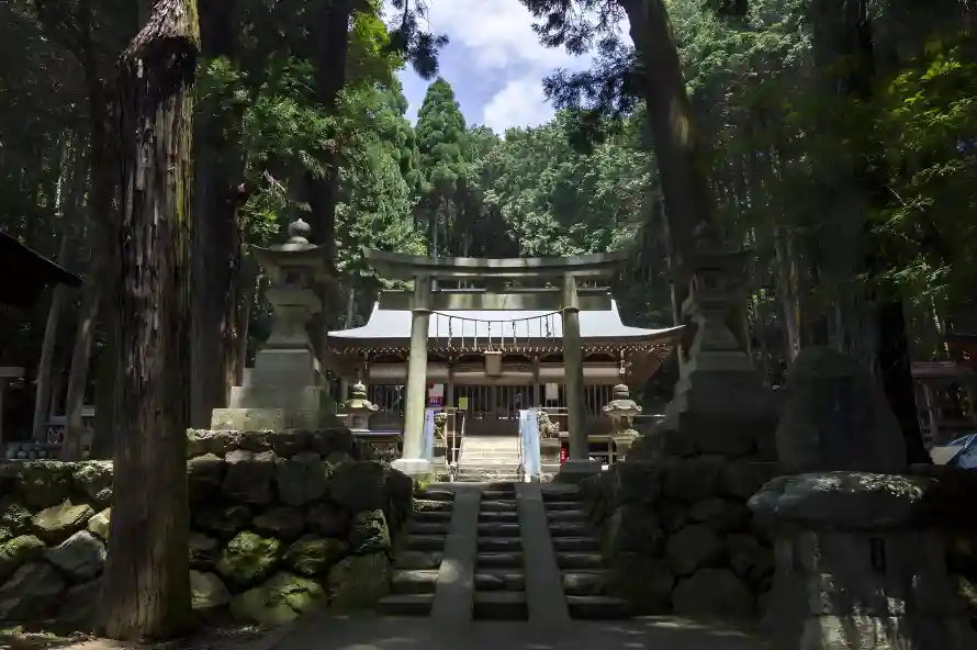 4k山间小屋壁纸 - 日本神社 - 森林景致 - 神社建筑「哲风壁纸」