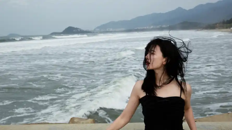 4k海边壁纸 - 海风 - 背影 - 女明星「哲风壁纸」