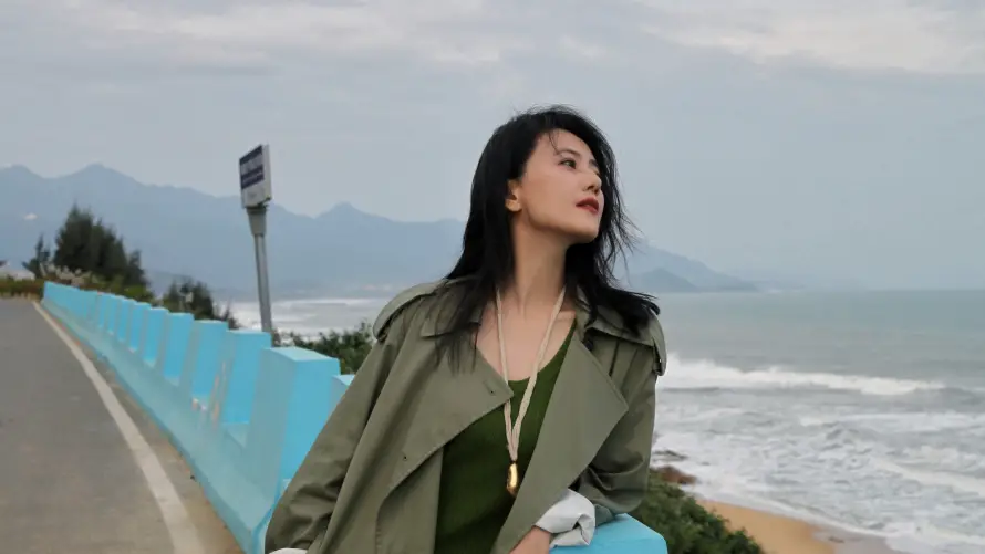 4k女神壁纸 - 户外 - 风衣 - 女明星「哲风壁纸」