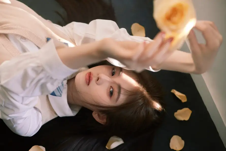 4k明星壁纸 - 花瓣 - 躺姿 - 鞠婧祎「哲风壁纸」