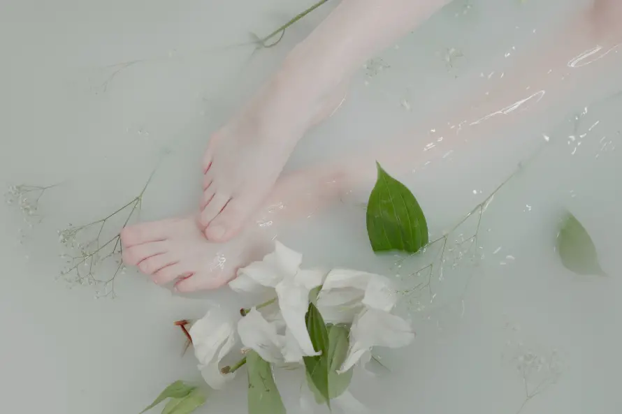 4k女神壁纸 - 意境 - 水中 - 美足「哲风壁纸」 4k女神壁纸 - 意境 - 水中 - 美足「哲风壁纸」