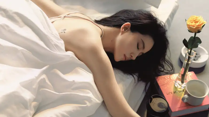 4k刘亦菲壁纸 - 女明星 - 卧室场景 - 躺卧姿态「哲风壁纸」