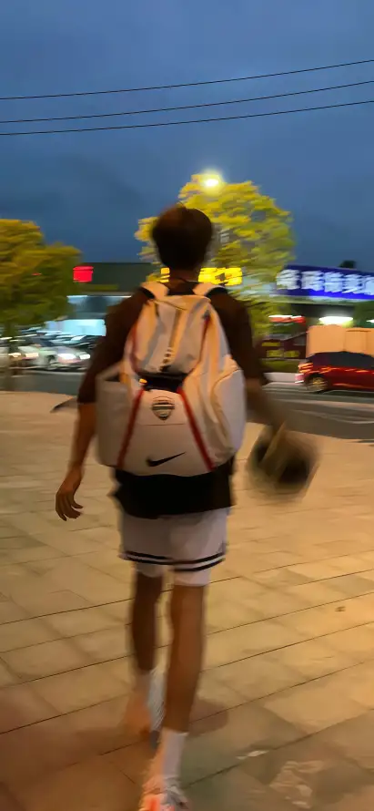 4k夜晚壁纸 - 奶狗 - 男生 - 背包「哲风壁纸」