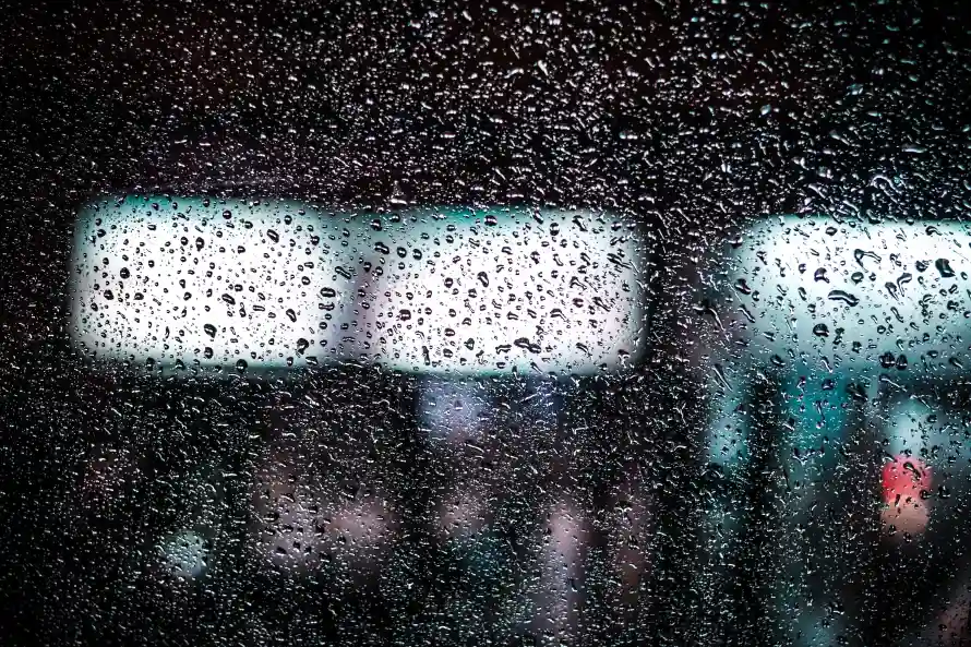 6k下雨壁纸-雨滴与车窗-热门的壁纸「哲风壁纸」