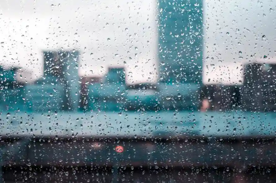 4k下雨壁纸 - 雨 - 城市 - 朦胧「哲风壁纸」