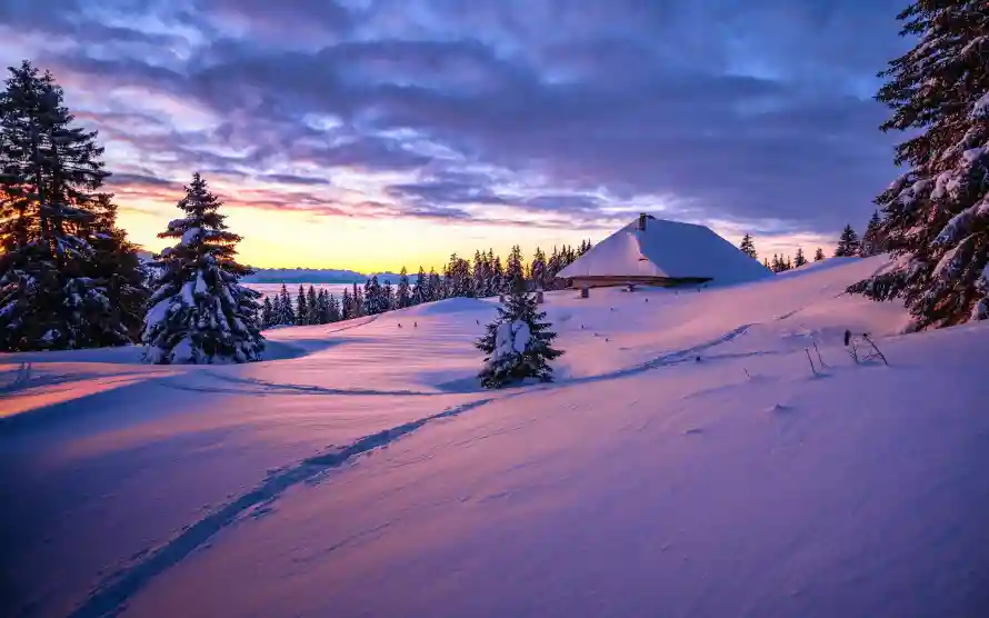 4k晨光壁纸 - 雪地 - 冬日晨光 - 小屋雪景「哲风壁纸」