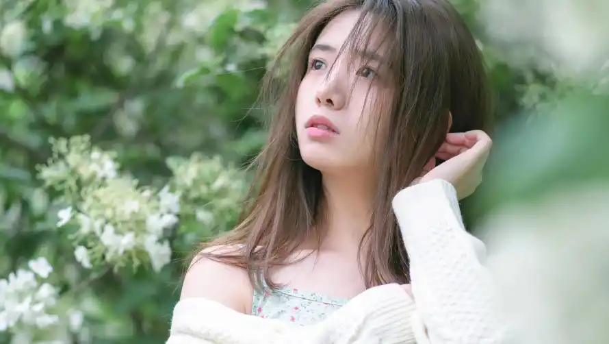 4k美女壁纸 - 魅力 - 户外场景 - 森林花海「哲风壁纸」