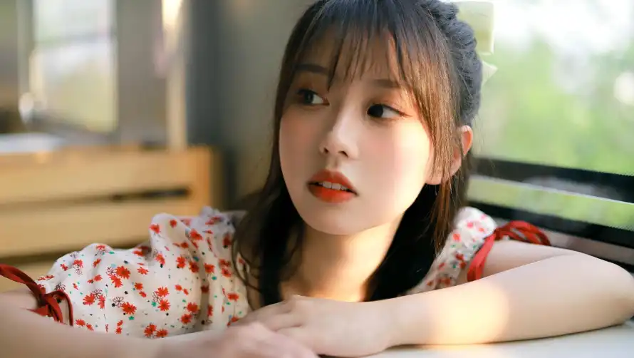 4k美女壁纸 - 魅力 - 室内窗边 - 碎花上衣「哲风壁纸」