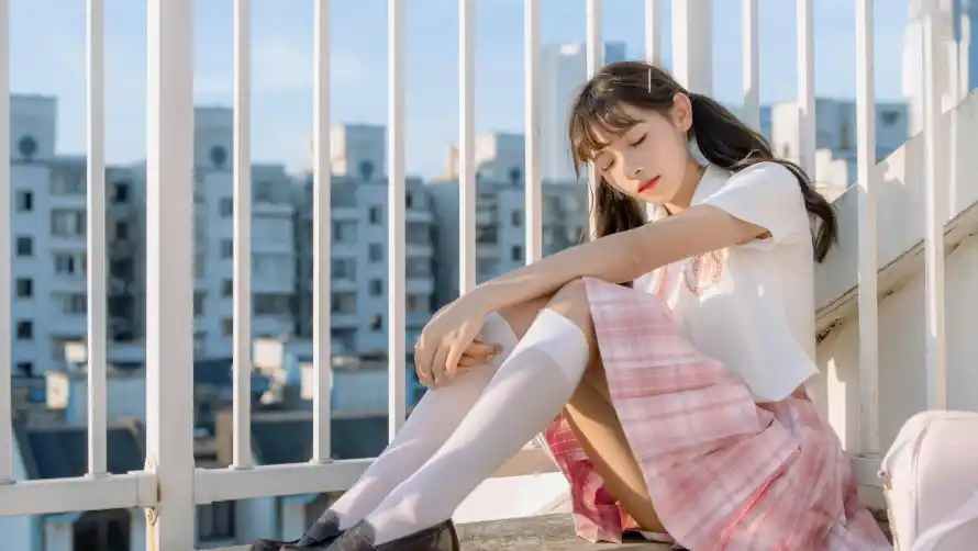 4k活力壁纸 - 青春 - 城市背景 - 少女阳台「哲风壁纸」