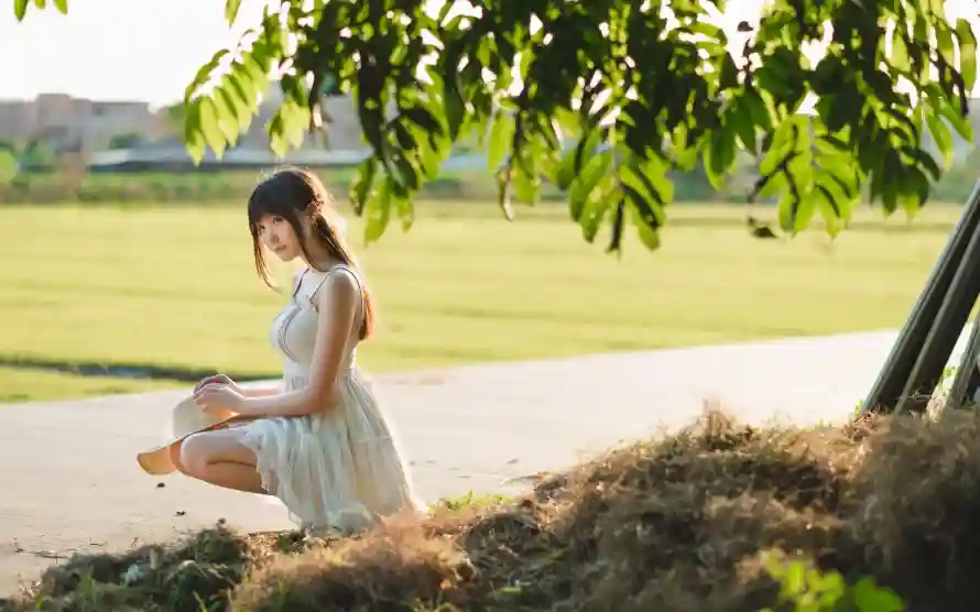 4k美女壁纸 - 自然 - 户外草地 - 树下场景「哲风壁纸」