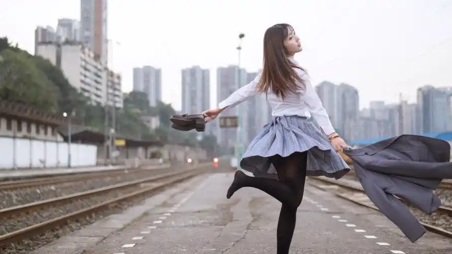 4k动感壁纸 - 少女 - 活泼 - 城市铁轨「哲风壁纸」