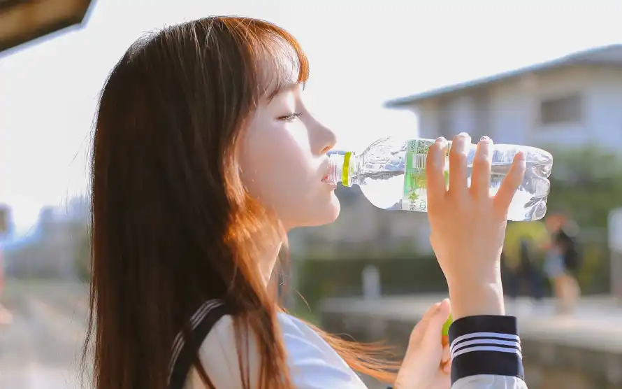 4k日系壁纸 - 美女 - 喝水瞬间 - 户外场景「哲风壁纸」