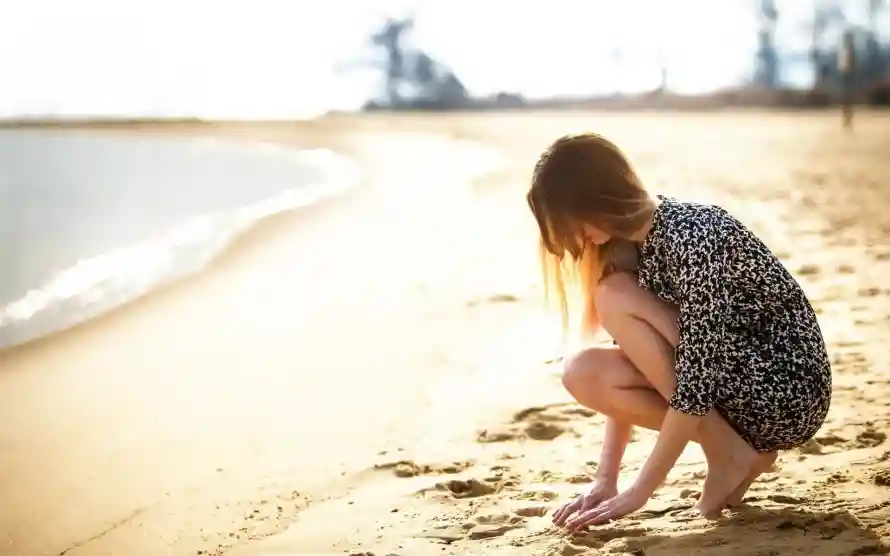 4k海滩壁纸 - 美女 - 夏日海景 - 夕阳沙滩「哲风壁纸」