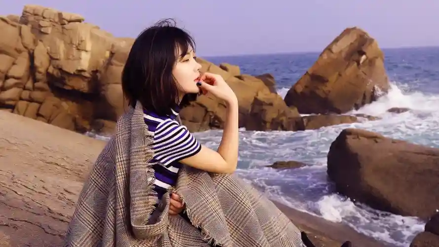 4k海边壁纸 - 美女 - 少女写真 - 岩石海浪「哲风壁纸」