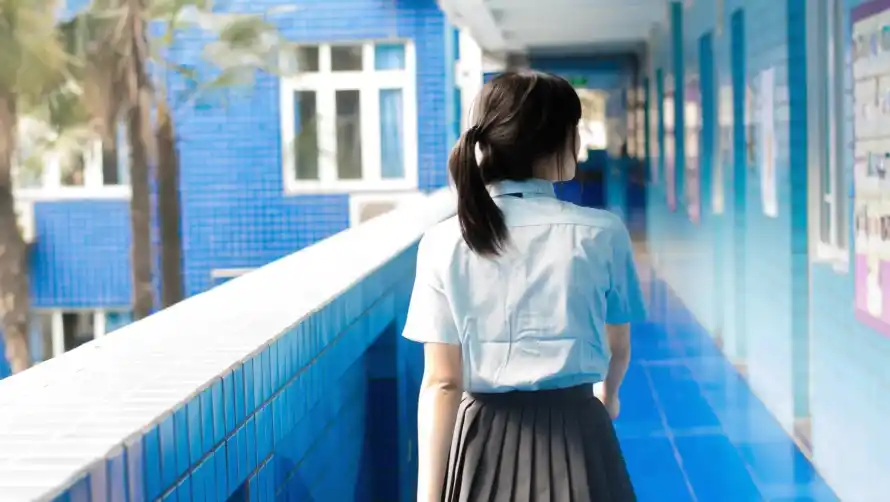 2k美女壁纸-少女背影壁纸和青春-校园走廊免费下载「哲风壁纸」