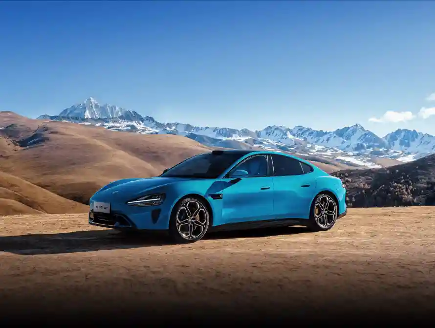 4k小米汽车壁纸 - 沙漠雪山 - SU7汽车 - 小米SU7「哲风壁纸」