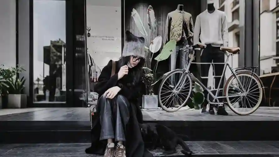 4k李柯以壁纸 - 橱窗背景 - 短剧女主 - 街头随拍「哲风壁纸」