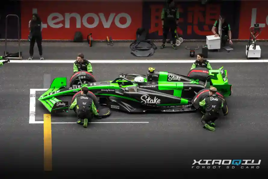 4k周冠宇壁纸 - F1赛事 - 竞速体育 - 绿色赛车「哲风壁纸」