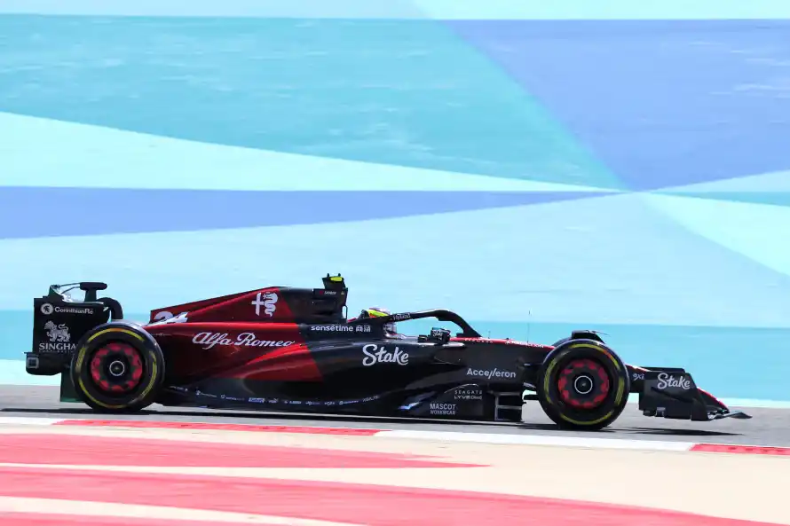 4kF1壁纸 - 赛车 - 周冠宇 - F1赛车「哲风壁纸」