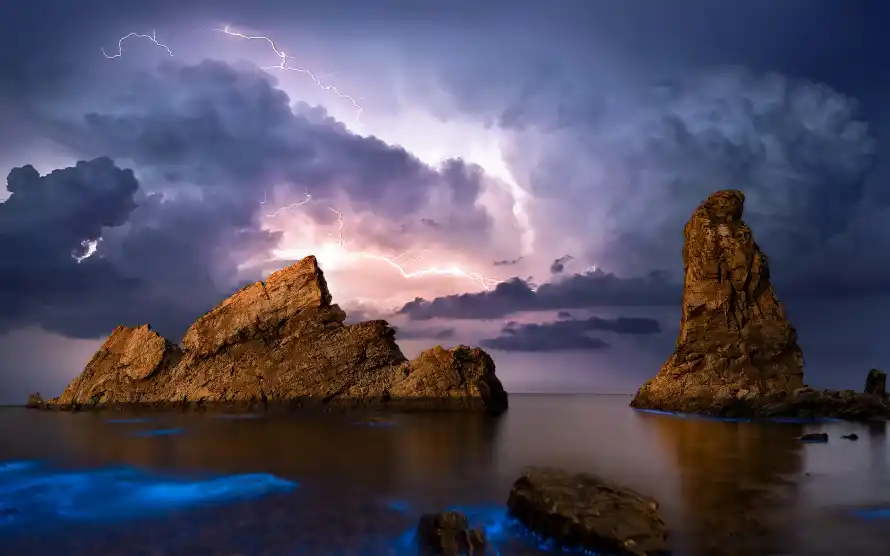 4k夜景壁纸 - 海面 - 礁石 - 荧光「哲风壁纸」