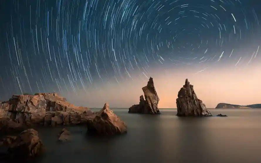 4k星轨壁纸 - 礁石 - 夜空轨迹 - 延迟摄影「哲风壁纸」