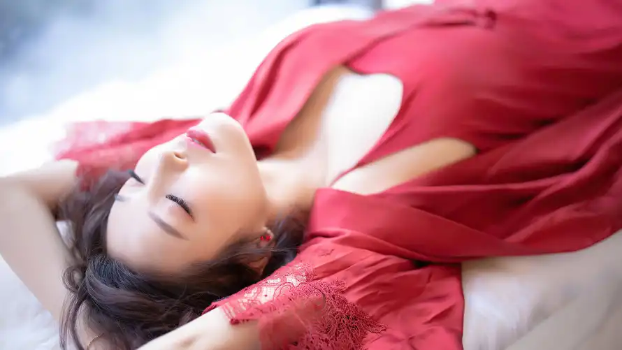 4k美女壁纸 - 红睡衣 - 卧室场景 - 女性写真「哲风壁纸」