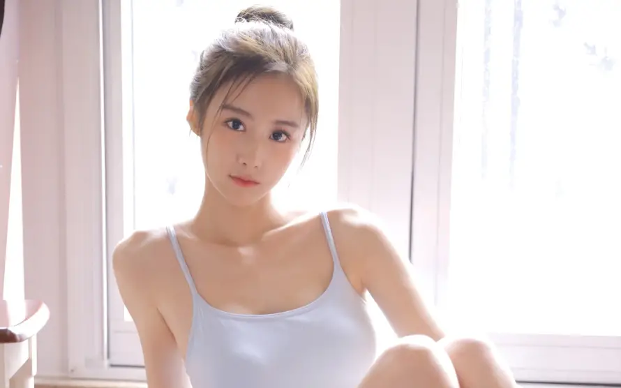 4k可爱壁纸 - 小清新 - 可爱女生 - 白色吊带「哲风壁纸」