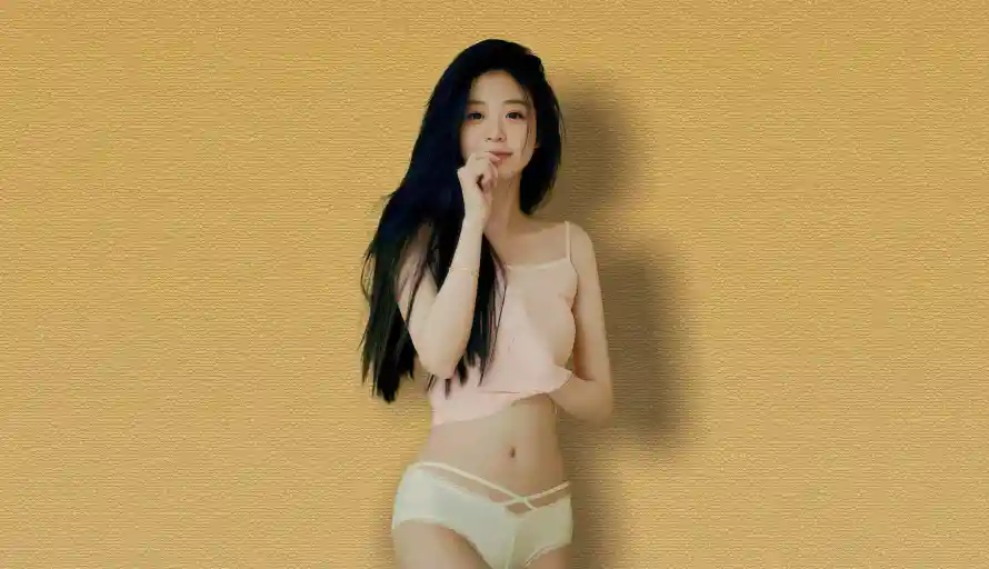 4k慵懒壁纸 - 居家氛围 - 慵懒美女 - 暖黄背景「哲风壁纸」