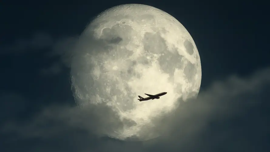 4k8K月球壁纸 - 夜空场景 - 夜空飞机 - 月亮飞机「哲风壁纸」