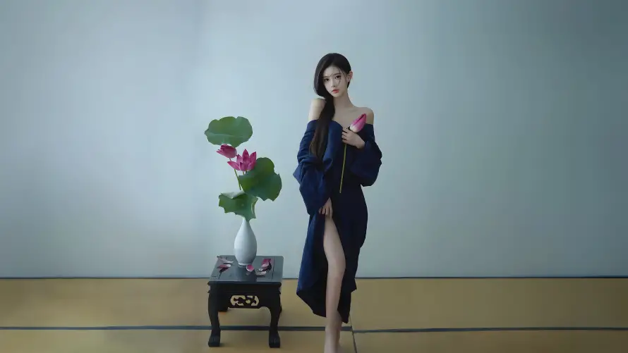 4k优雅姿势壁纸-女性摄影和室内写真-开叉长袍「哲风壁纸」