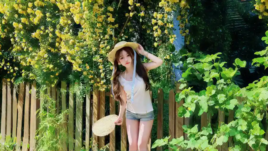 4k夏日清爽壁纸 - 户外写真 - 绿意花墙 - 美女写真「哲风壁纸」