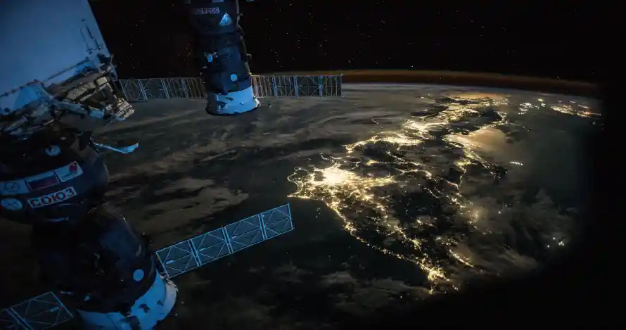 4k科幻壁纸 - 艺术 - 太空站 - 地球夜景「哲风壁纸」