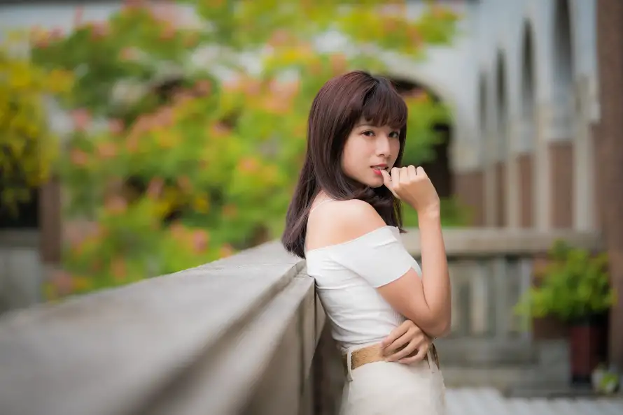 4k模特壁纸 - 美女 - 庭院背景 - 户外场景「哲风壁纸」