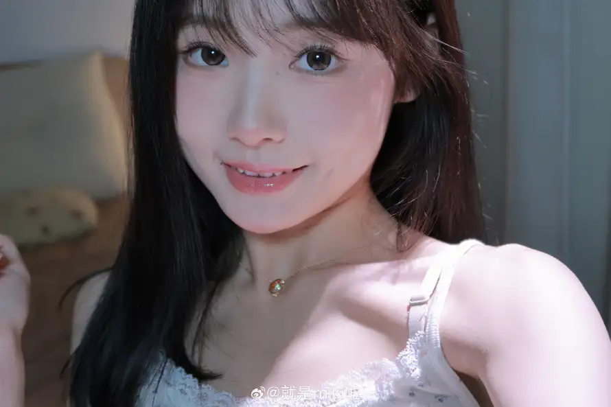 5k室内壁纸-yes与少女-白色服饰壁纸推荐「哲风壁纸」