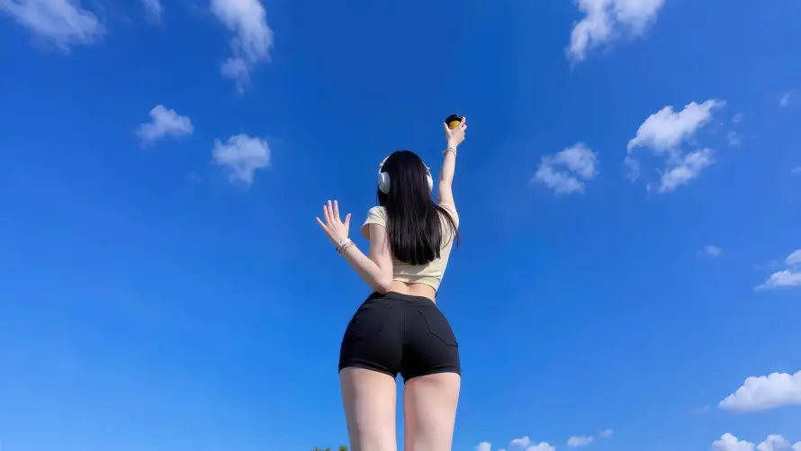 4k举杯壁纸 - 美腿 - 夏日晴空 - 背影美腿「哲风壁纸」