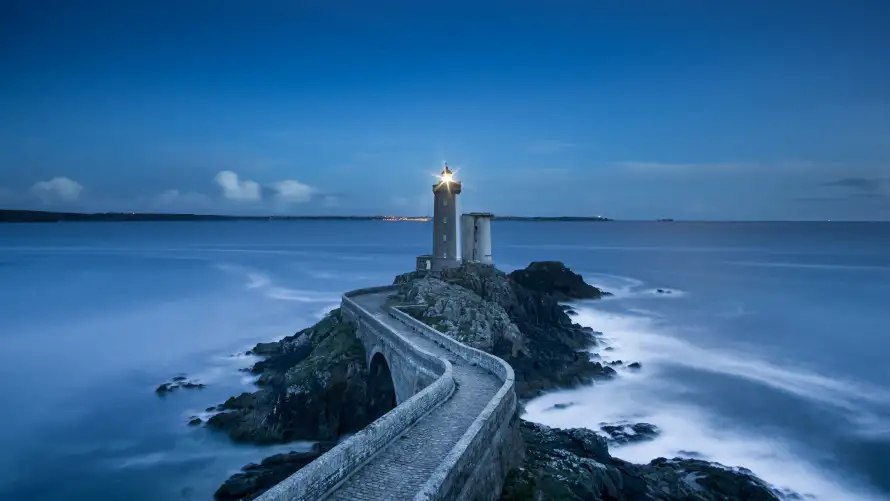 4k夜景壁纸 - 海景 - 灯塔 - 岩石海岸「哲风壁纸」