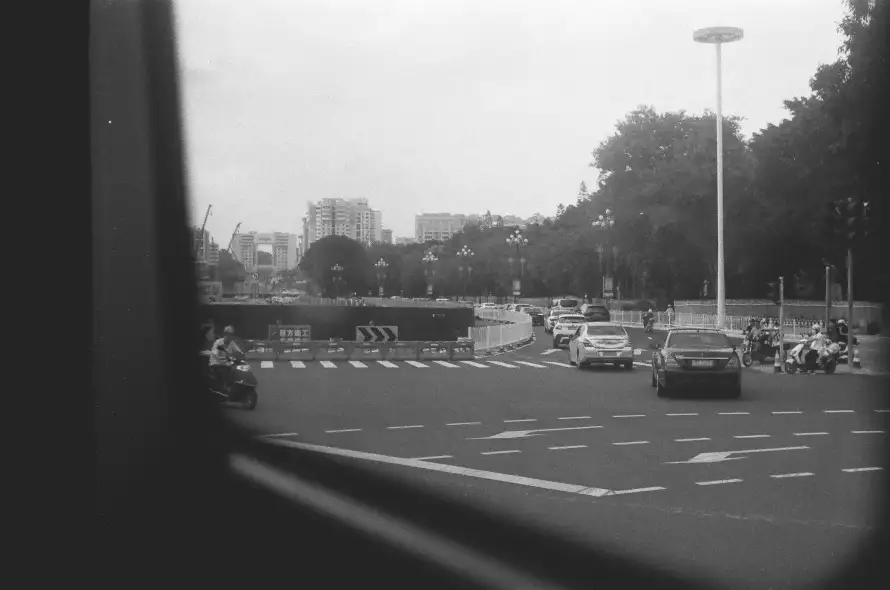 4k胶片壁纸 - 街景 - 车流 - 道路「哲风壁纸」