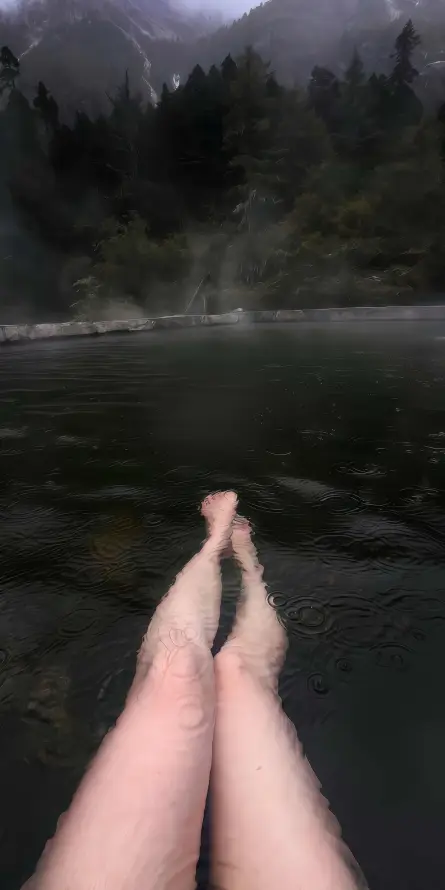 4k惬意时光壁纸 - 水 - 腿 - 户外风景「哲风壁纸」