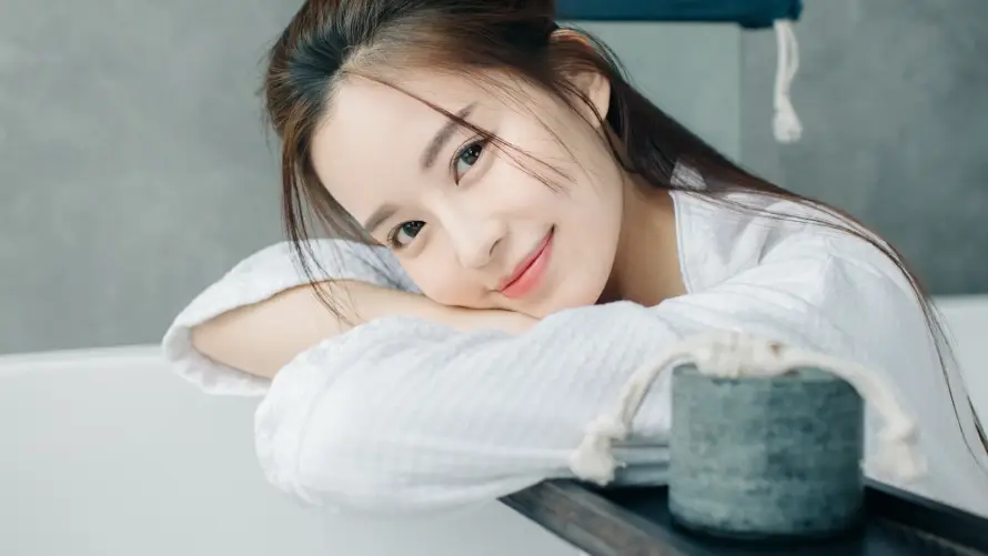 4k微笑壁纸 - 浴室 - 白衣 - 美女「哲风壁纸」