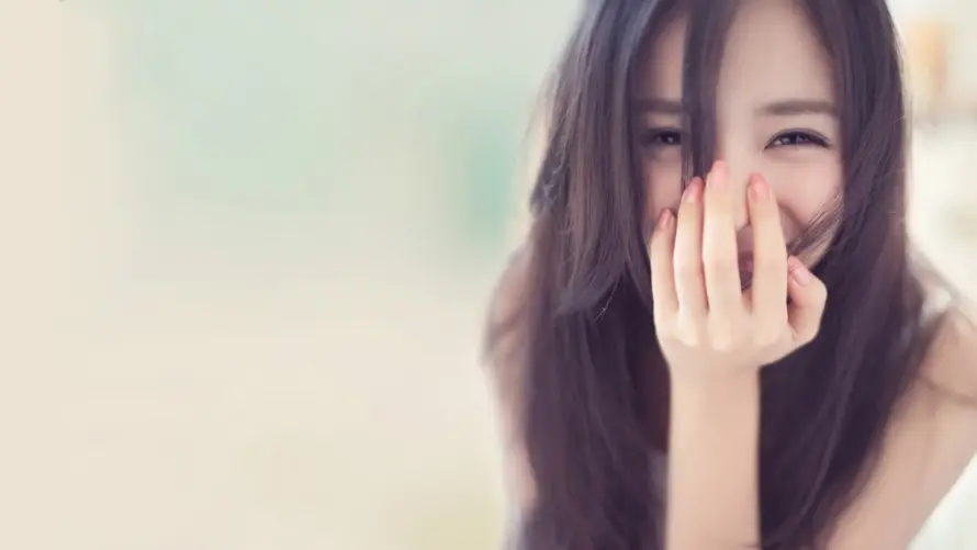4k微笑壁纸 - 美女 - 掩面微笑 - 柔和背景「哲风壁纸」